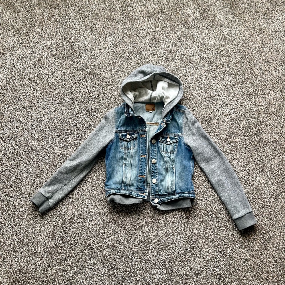 American Eagle Women’s Denim Jacket With Gray Sweater Sleeves & Hood Size Small